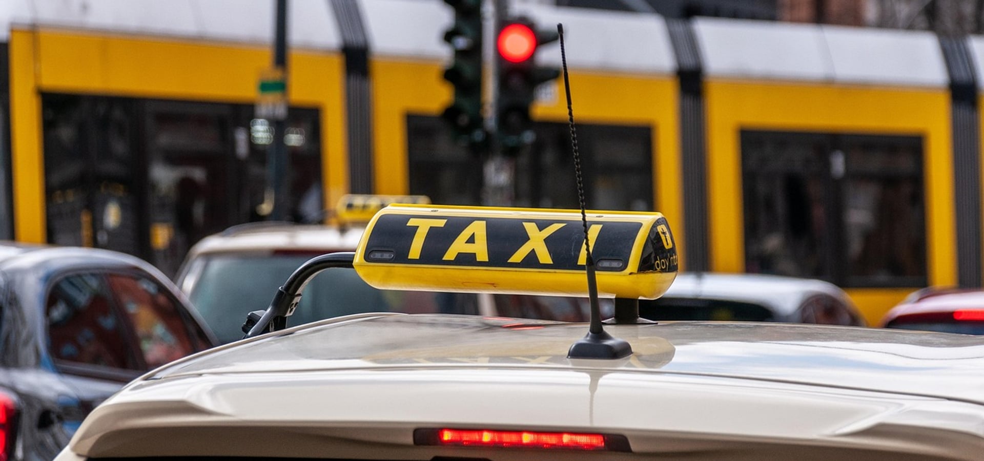 Taxi en circulation dans une rue urbaine